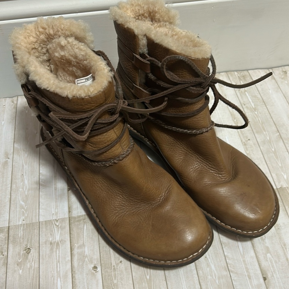 UGG Caspia 1932 Tan Leather Lace Up Ankle Sheepskin Warm Boots Womens Sz 9